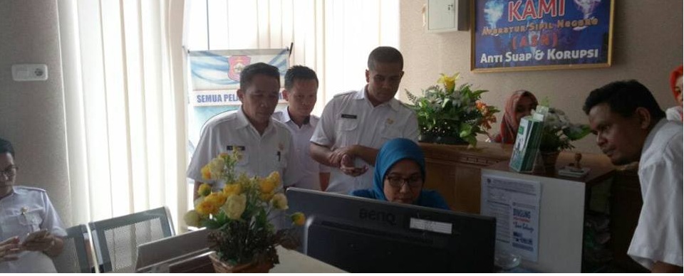 Survey KPK RI ( Kasatgas Wilayah Sulawesi/Ibu Gamarefa CS. ) terhadap implementasi Aplikasi Pelayan On Line pada Dinas PM PTSP Dan Tenaga Kerja Kabupaten Bone Bolango